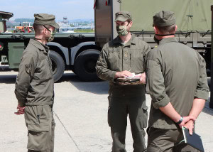 In Hörsching sind rund 120 Milizsoldaten vom Jägerbataillon Oberösterreich eingerückt. Hauptmann Lukas Kasalo (Mitte), er kommandiert die 1. Jägerkompanie Oberösterreich, beim ersten Briefing mit seinen Milizkameraden.