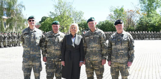 Von links nach rechts: Oberstleutnant Öllerer, Oberst Bracher, Verteidigungsministerin Tanner, Generalstabschef Striedinger & Oberst Lippert – ©Patrick Huber