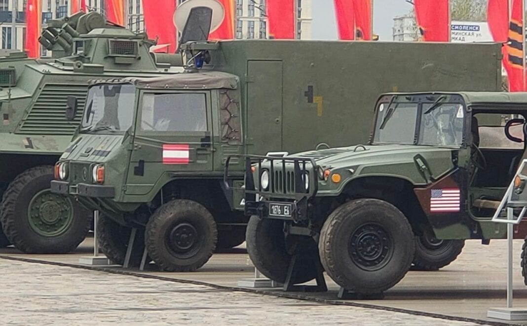 Pinzgauer mit Österreich-Flagge – ©Novosti