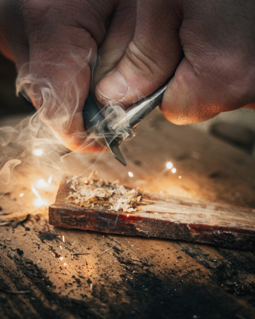 Der Umgang mit Feuerstahl und Zunder gehört zum Überlebens-Grundwissen. ©Survival Rally