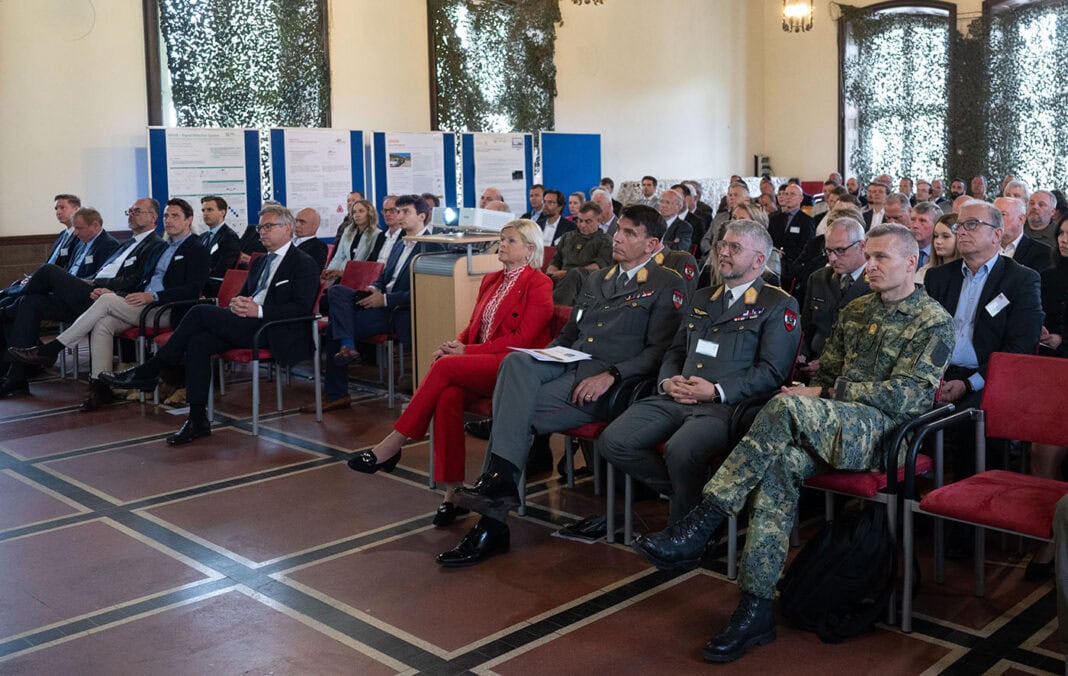 Präsentation von militärischen Forschungsprojekten mit Verteidigungsministerin Klaudia Tanner und Finanzminister Magnus Brunner – ©Bundesheer/Pusch