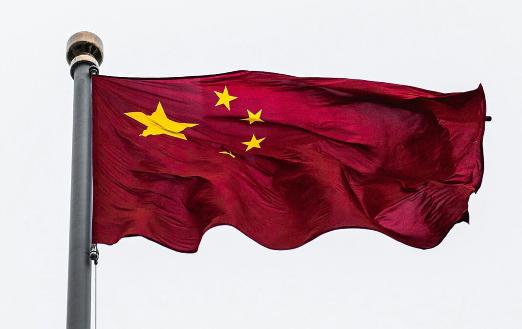 Chinesische Flagge – ©Alejandro Luengo auf Unsplash