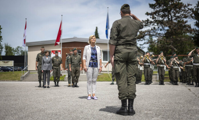 Kommandoübernahme bei der Luftraumüberwachung von Oberst Markus Kronreif an Brigadier Roman Hofer – ©Bundesheer/Karlovits