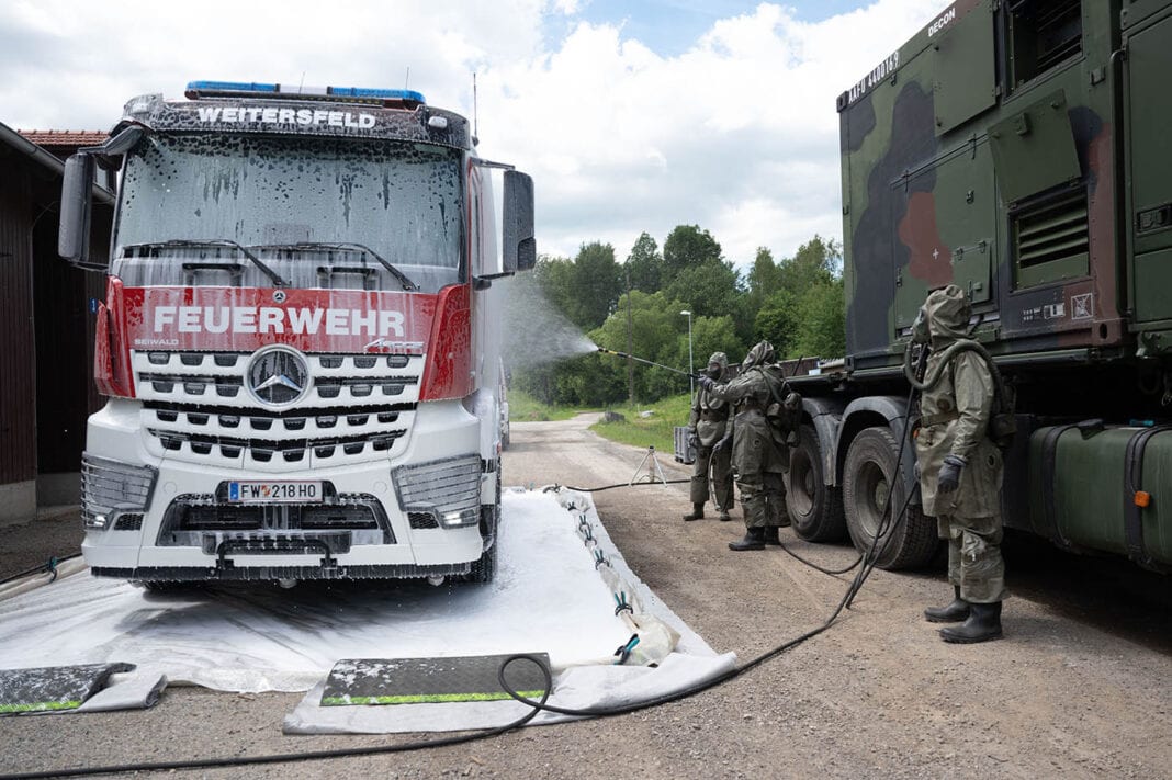 Dekontamination eines Feuerwehrfahrzeugs bei der Übung „Schutzhelm 24“ – ©Bundesheer/Pusch