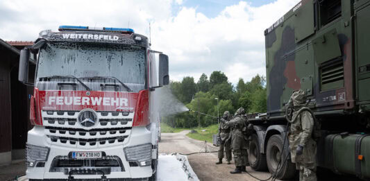 Dekontamination eines Feuerwehrfahrzeugs bei der Übung „Schutzhelm 24“ – ©Bundesheer/Pusch