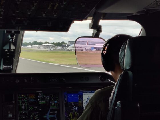 Embraer lud in Farnborough auch Militär Aktuell zum Presseflug in der neuen C-390M – ©Georg Mader