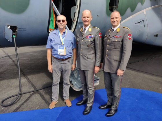 Militär Aktuell-Autor Georg Mader mit Generalmajor Harald Vodosek und Brigadier Jörg Freistätter vom BMLV – ©Georg Mader