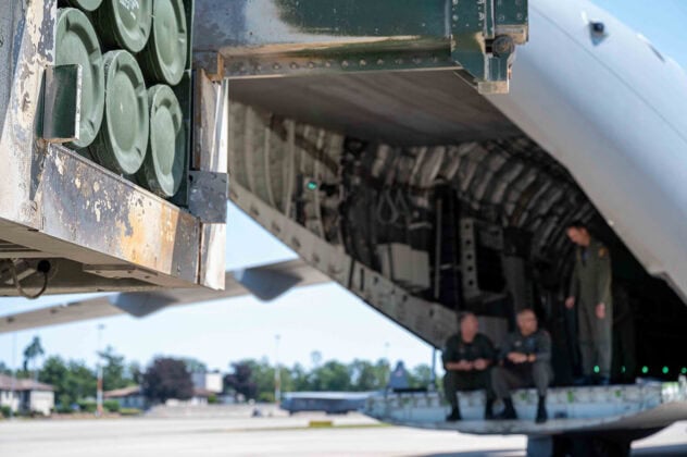 Verladung eines HIMARS in eine C-390M von Embraer_c_U.S. Air Force photo by Airman 1st Class Dylan Myers