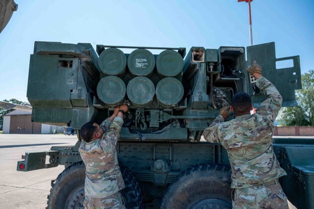 Verladung eines HIMARS in eine C-390M von Embraer_c_U.S. Air Force photo by Airman 1st Class Dylan Myers