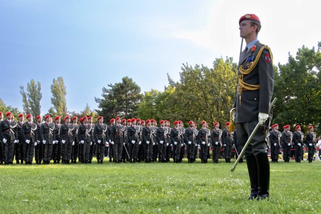 Kommandant der ausgerückten Truppe mit der Ehrenkompanie im Hintergrund – ©Bundesheer/Baldauf