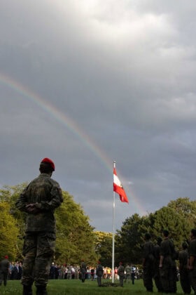 Die Dienstflagge der Republik wird gehisst – ©Bundesheer/Baldauf