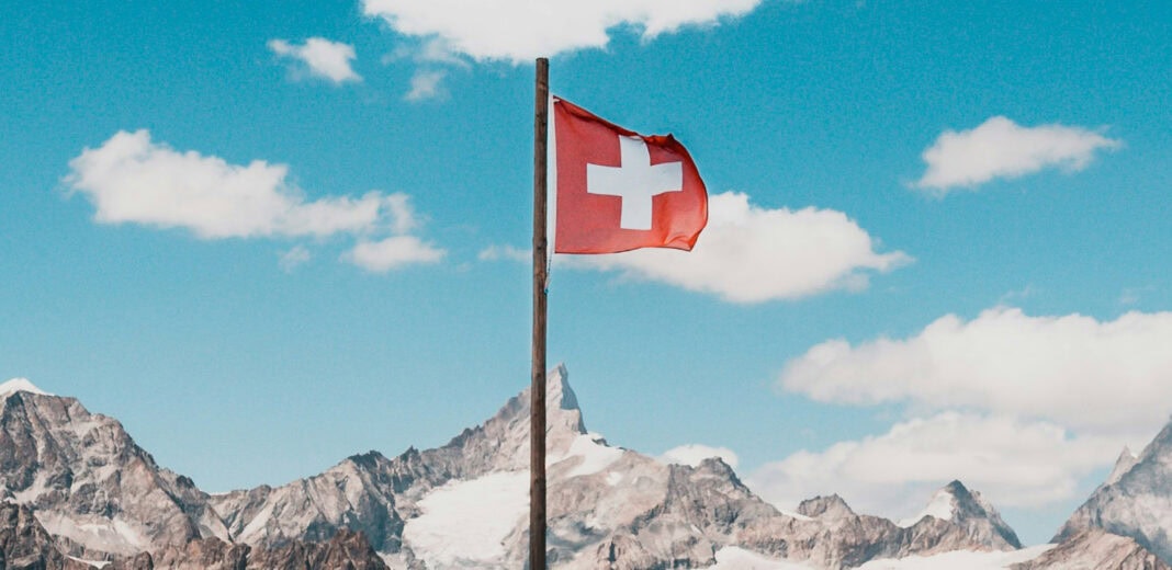 Flagge Schweiz im Gebirge – ©Christian Meyer-Hentschel auf Unsplash