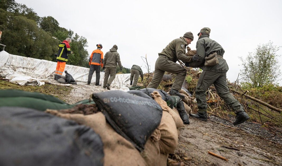 Melker Pioniere entfernen eine Verklausung – ©Bundesheer/Trippolt