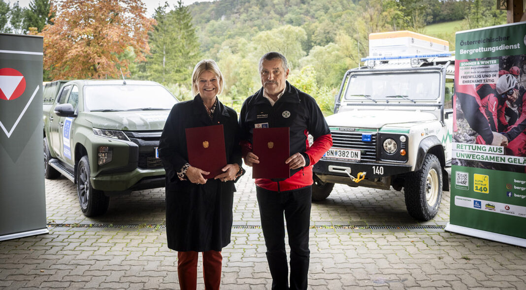 Verteidigungsministerin Klaudia Tanner und der Vizepräsident des Bundesverbands des Österreichischen Bergrettungsdienstes, Michael Miggitsch – ©Bundesheer/Karlovits