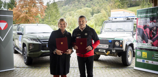 Verteidigungsministerin Klaudia Tanner und der Vizepräsident des Bundesverbands des Österreichischen Bergrettungsdienstes, Michael Miggitsch – ©Bundesheer/Karlovits