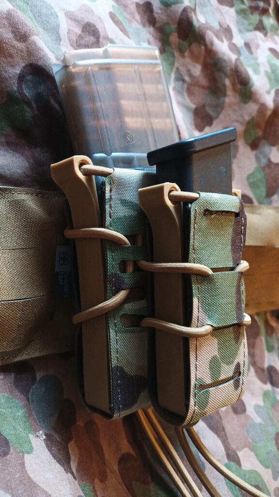 Zwei Magazine, verbunden durch den Koppler von MK Unit, in einem Magazin-Pouch von Templar's Gear. ©Militär Aktuell/Bendl