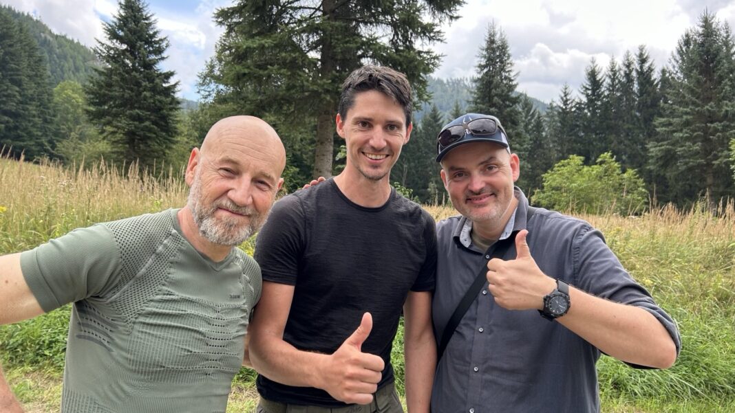 Mitten drin statt nur dabei: Roland Düringer (li.) und Reini Rossmann (re.) mit Christian von Militär Aktuell bei der Survival Rally 2024. ©Militär Aktuell