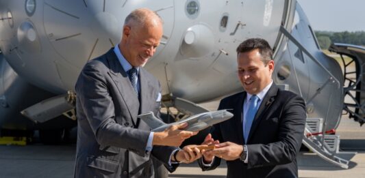 Embraer hat die erste C-390M an Ungarn übergeben – ©Embraer