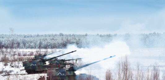 Panzerhaubitzen 2000 schießen scharf während einer Übung bei der Enhanced Forward Presence Battle Group in Rukla/Litauen – ©Bundeswehr/PAO EFP