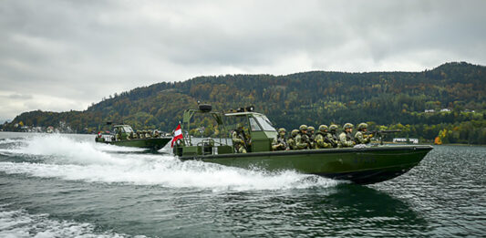 Bundesheer-Soldaten in Sturmbooten – ©Bundesheer/Steinberger