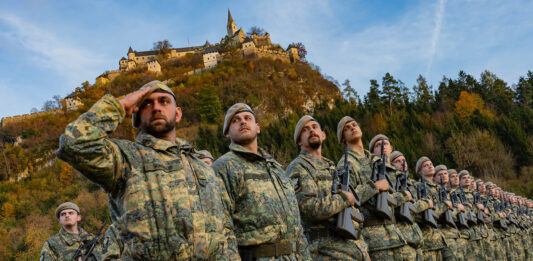 Angelobung von Soldaten der 7. Jägerbrigade vor der Burg Hochosterwitz – ©Bundesheer/Simoner