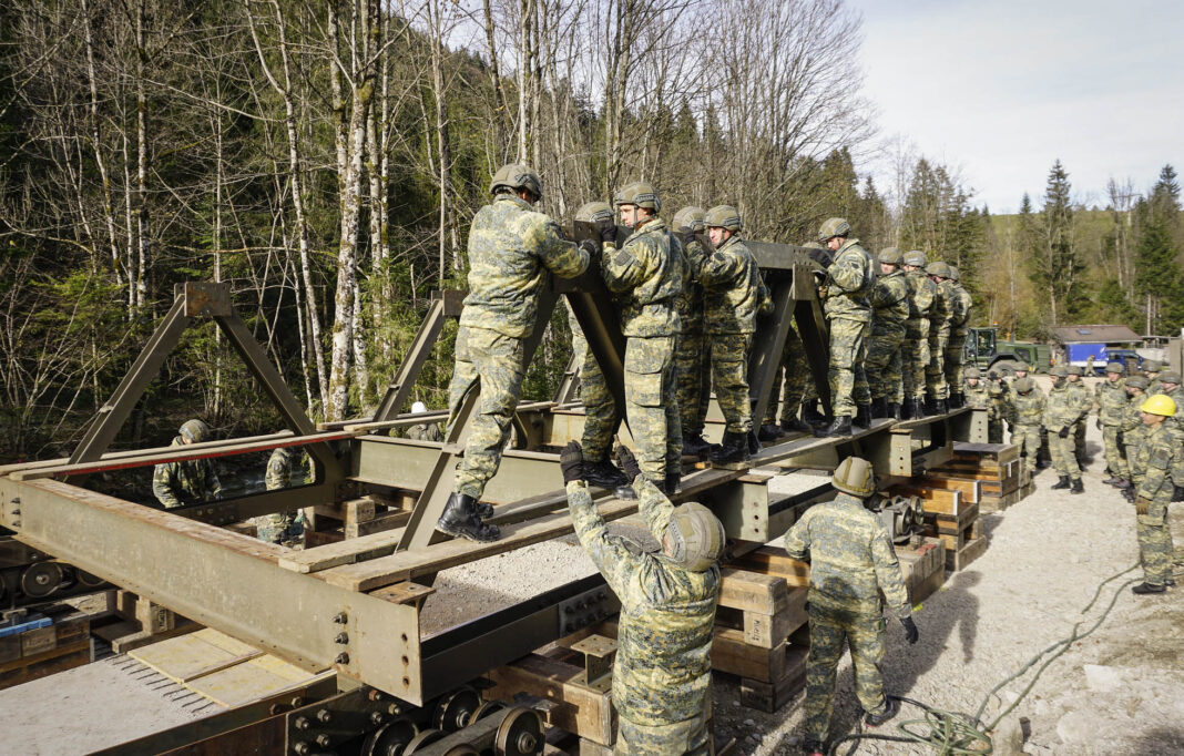 Salzburger Pioniere beim Brückenbau – ©Bundesheer