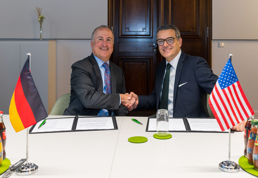 Paul Lemmo, Vice President and General Manager, Integrated Warfare Systems and Sensors von Lockheed Martin (links) und Oliver Dörre, CEO der Hensoldt AG (rechts) bei der Unterzeichnung des MoU – ©Hensoldt