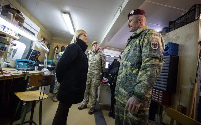 Verteidigungsministerin Klaudia Tanner bei der KFOR-Mission im Kosovo – ©Bundesheer/Trippolt