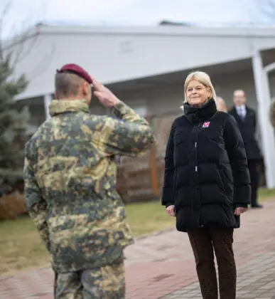 Verteidigungsministerin Klaudia Tanner bei der KFOR-Mission im Kosovo – ©Bundesheer/Trippolt