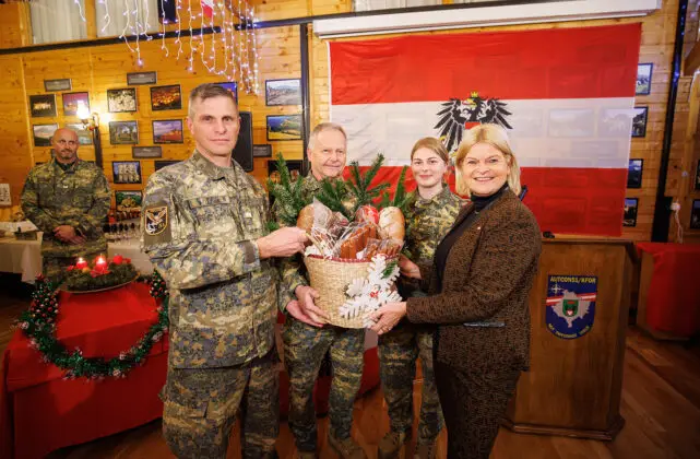 Verteidigungsministerin Klaudia Tanner bei der KFOR-Mission im Kosovo – ©Bundesheer/Trippolt