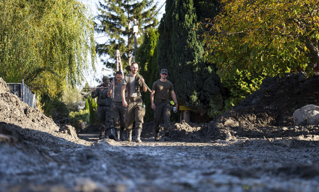 Soldaten des Bundesheeres im Hochwassereinsatz – ©Bundesheer/Kulec