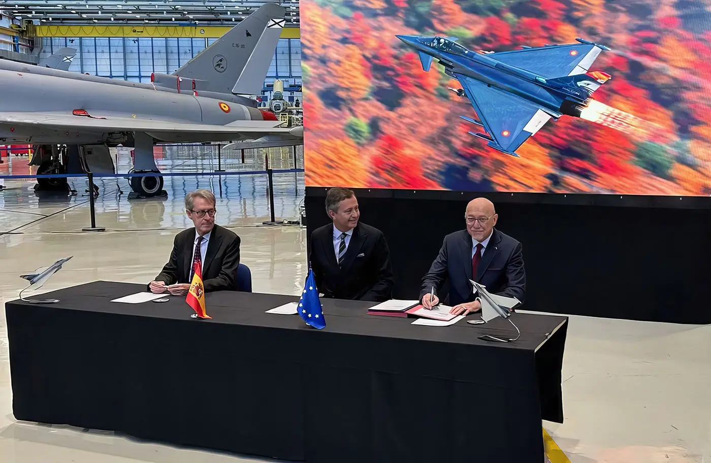 Von links nach rechts: Giancarlo Mezzanatto (Eurofighter CEO), Simon Ellard (General Manager von NETMA) und Ralf Breiling (Eurojet CEO) bei der Unterschrift des Halcon II-Vertrags – ©Airbus