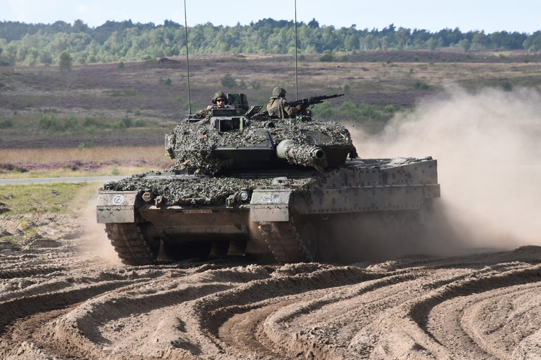 Mit Tarnnetzen getarnter Leopard 2A7 – ©KNDS