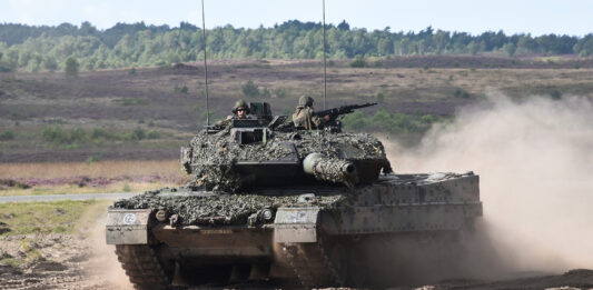 Mit Tarnnetzen getarnter Leopard 2A7 – ©KNDS