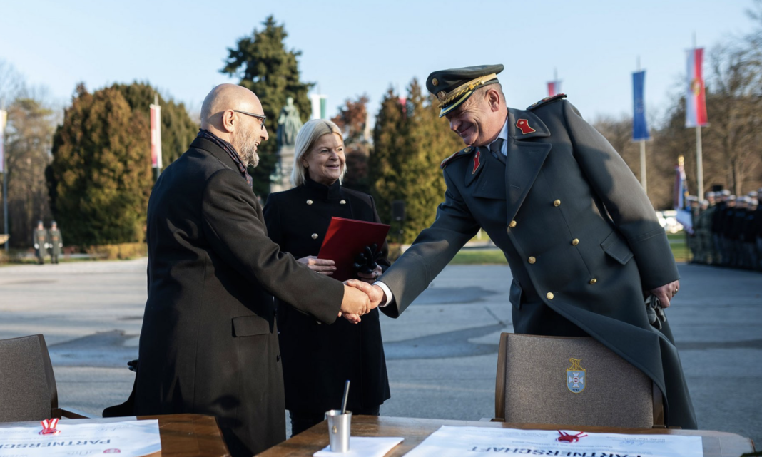 Ojan Assadian (ärztlicher Leiter des Universitätsklinikums Wiener Neustadt), Verteidigungsministerin Klaudia Tanner und Generalmajor Karl Pronhagl (Kommandant der Theresianischen Militärakademie) – ©Militärakademie