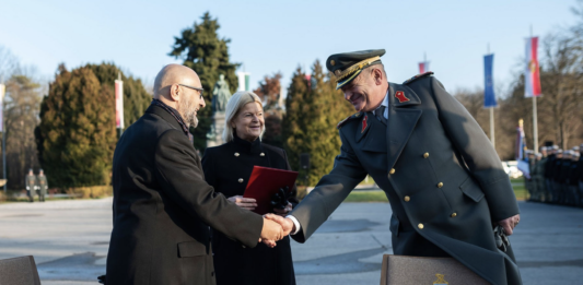 Ojan Assadian (ärztlicher Leiter des Universitätsklinikums Wiener Neustadt), Verteidigungsministerin Klaudia Tanner und Generalmajor Karl Pronhagl (Kommandant der Theresianischen Militärakademie) – ©Militärakademie