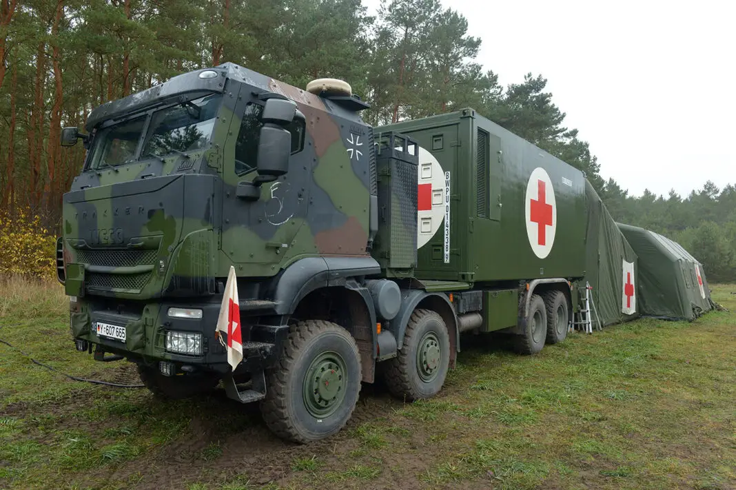 Außenaufnahme der Rettungsstation Role 1, basierend auf einem Lkw Iveco Trakker 15t – ©Bundeswehr/Schulze