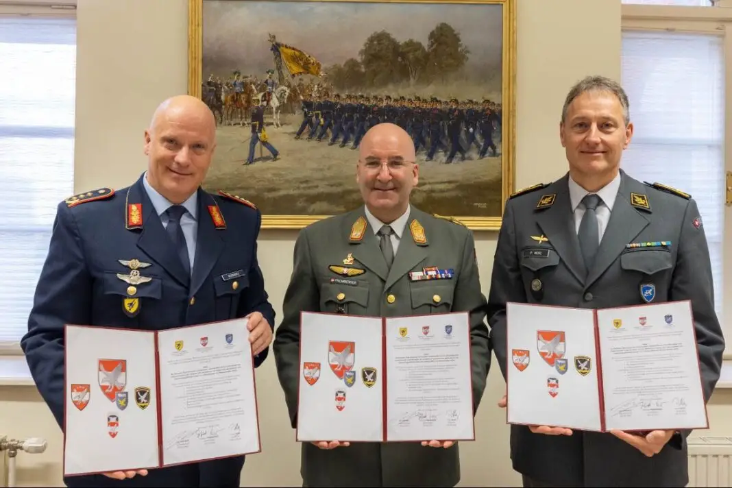 Von links: Generalleutnant Ingo Gerhartz, Generalmajor Gerfried Promberger und Divisionär Peter Merz – ©Bundesheer