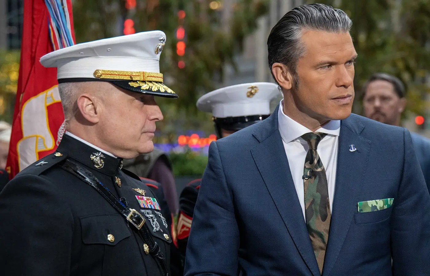 US-Verteidigungsminister Pete Hegseth mit Marines – ©USNI