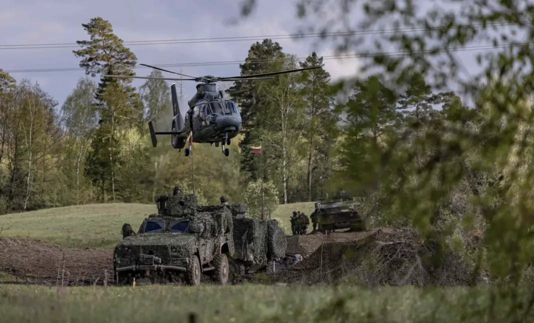 Fahrzeuge und Hubschrauber der litauischen Armee – ©Lithuanian MoD