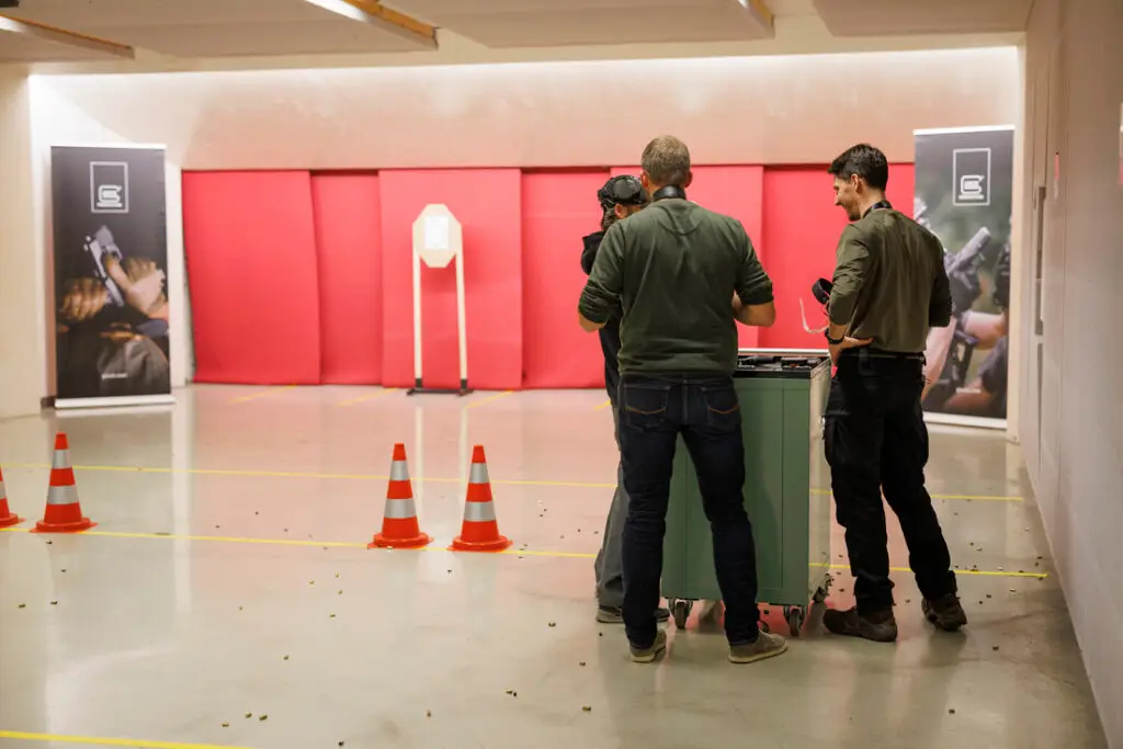 Professionell angeleitet ging es im Schießkeller von Glock zu. ©Glock